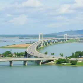 trânsito na ponte sobre o Lago de Palmas