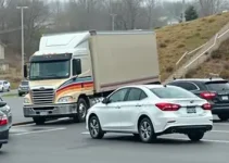 caminhão invade estacionamento